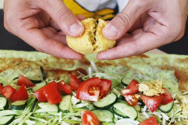 Homme cuisine falafel végétarien — Photo