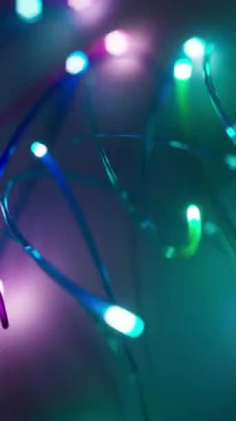 Üç boyutlu bir döngüde çok renkli parlayan kablolar dinamik, fütüristik bir ışık tasarımı oluşturur..