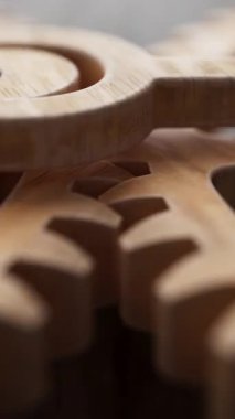 Mekanik bir şafta bağlı iki ahşap dişlinin animasyonu. Döngülü hareket. Yakın plan. Odaklanmayın