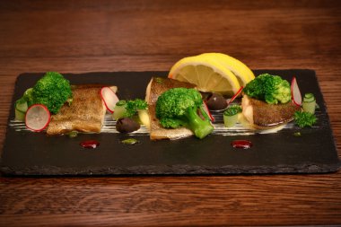 Kızarmış alabalık parçaları