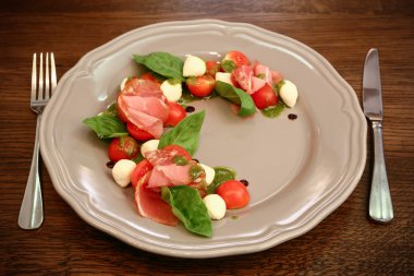 İtalyan salatası jambon, mozzarella, domates