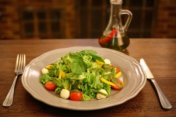 Φρέσκια σαλάτα με λαχανικά — Φωτογραφία Αρχείου