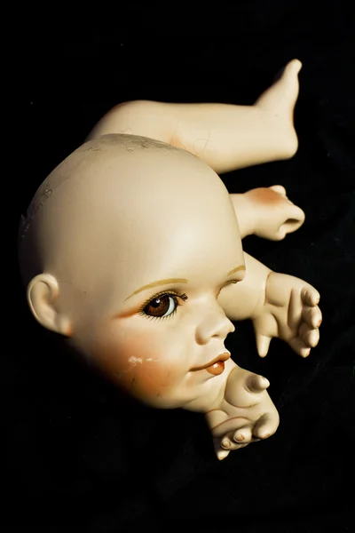 Nahaufnahme von kaputten Puppenköpfen und Teilen auf schwarzem Hintergrund — Stockfoto