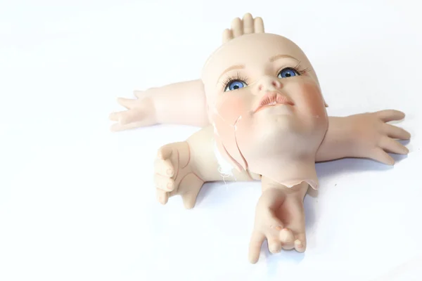 Gebrochener Puppenkopf und Körperteile auf weißem Hintergrund — Stockfoto