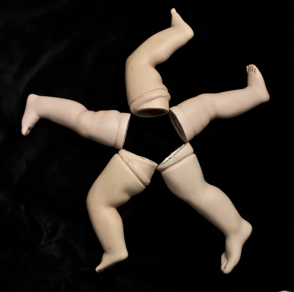Bambola parti del corpo su sfondo nero — Foto Stock