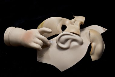 Kırık bebek kafaları ve parçaları siyah arka plan üzerine yakın çekim