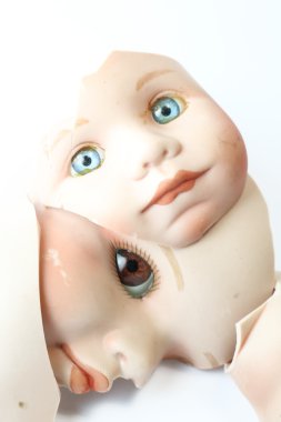 Beyaz arka plan üzerinde kırık bebek vücut parçaları