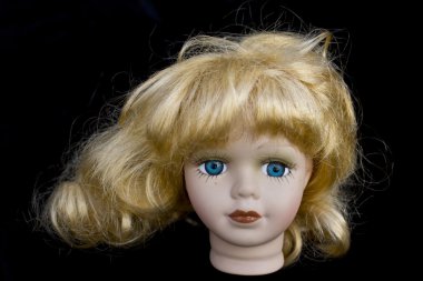 Küçük kız bebek kafası siyah arka plan üzerine