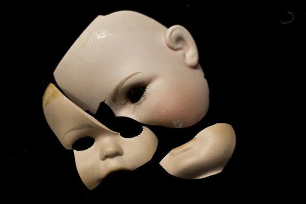 Close Up of Broken Doll Heads and Parts On Black Background — Stock Photo, Image