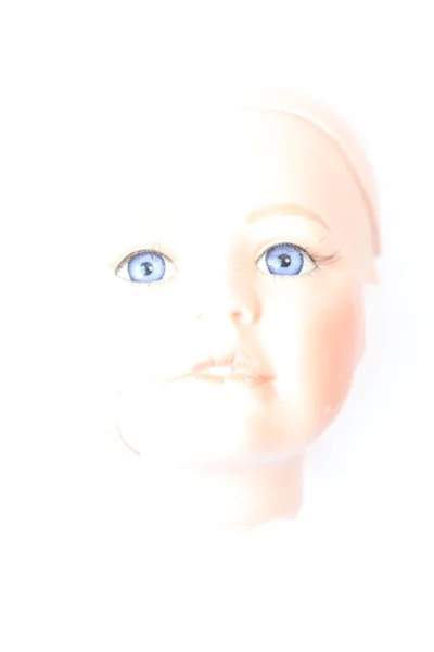 Close Up di teste di bambola rotte su sfondo bianco — Foto Stock
