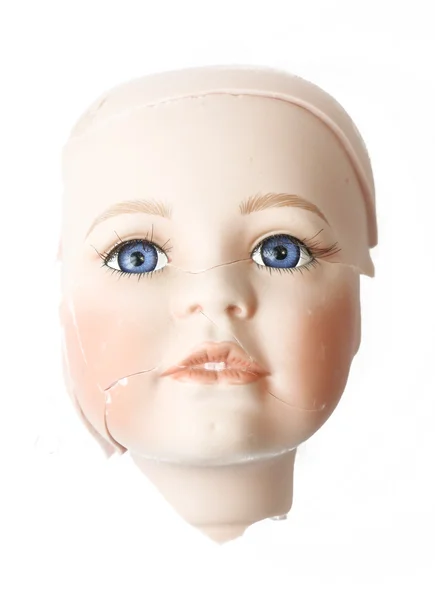 Zbliżenie na złamaną lalkę głowy na białym tle — Zdjęcie stockowe
