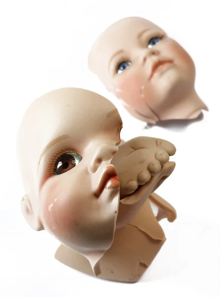 Kaputte Puppenkörperteile auf weißem Hintergrund — Stockfoto