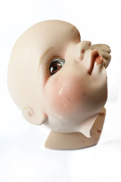 Beyaz arka plan üzerinde kırık bebek vücut parçaları — Stok fotoğraf