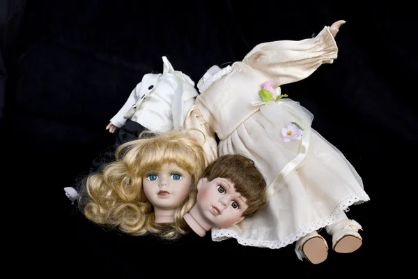 Meisje en jongen Doll gebroken huwelijk lichaam op zwarte achtergrond — Stockfoto