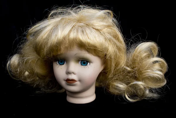 Lilla flicka docka huvud på svart bakgrund — Stockfoto