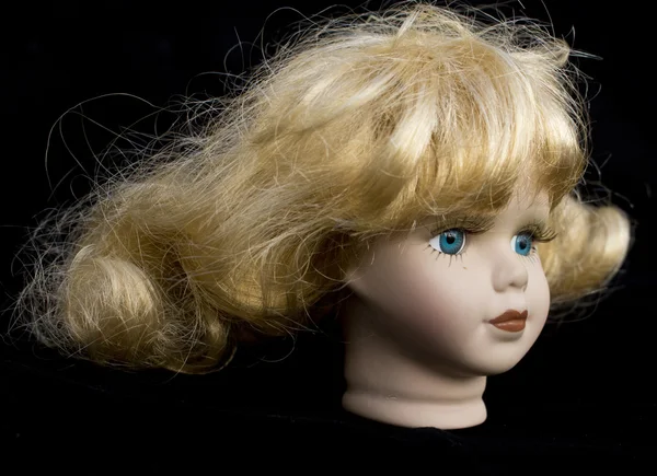 Menina boneca cabeça no fundo preto — Fotografia de Stock