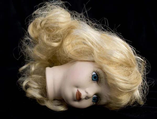 Menina boneca cabeça no fundo preto — Fotografia de Stock