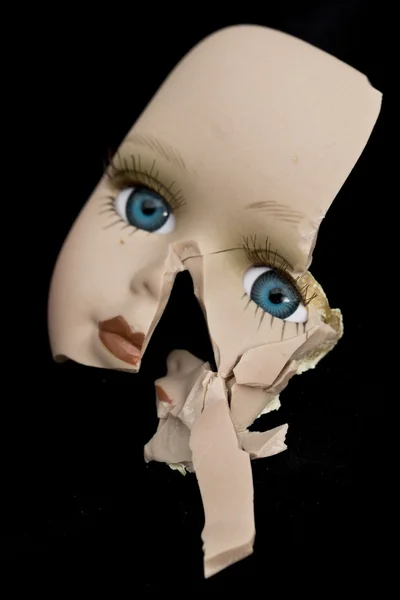 Kaputte Puppenkörperteile auf schwarzem Hintergrund — Stockfoto