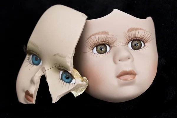 Kaputte Puppenkörperteile auf schwarzem Hintergrund — Stockfoto
