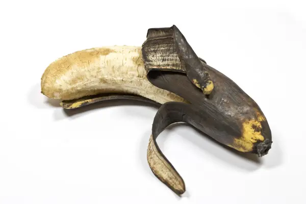 Zralé banány a kůži na bílém pozadí — Stock fotografie