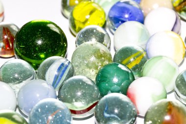 Bir beyaz arka plan üzerinde renkli cam misketler