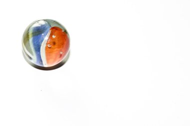 Bir beyaz arka plan üzerinde renkli cam misketler