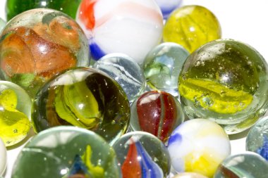 Bir beyaz arka plan üzerinde renkli cam misketler