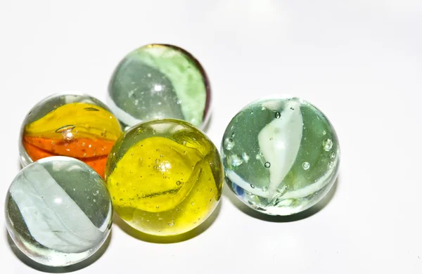 Marbres en verre multicolore sur fond blanc — Photo