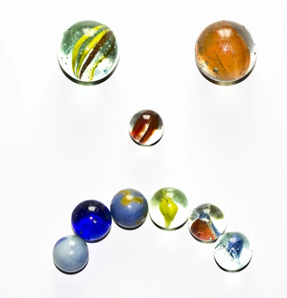 Marbres en verre multicolore sur fond blanc — Photo