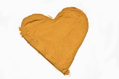 Zerdeçal tozu baharat On beyaz arka plan