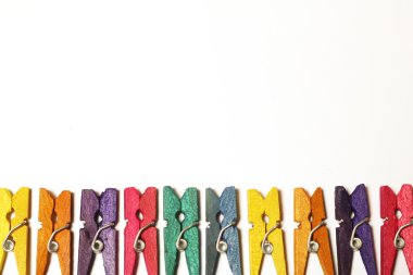 Minyatür giyim mandal beyaz arka plan üzerinde