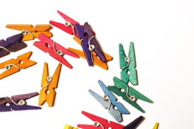 Minyatür giyim mandal beyaz arka plan üzerinde