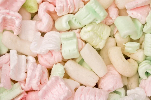 ピンク、白、緑のパッキング ピーナッツの泡 — ストック写真