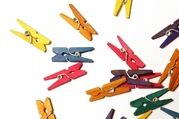 Minyatür giyim mandal beyaz arka plan üzerinde