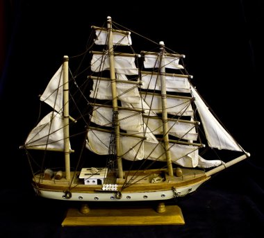 Siyah arka plan üzerine Vintage Antik Model tekne 