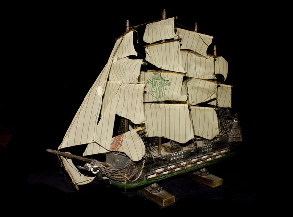 Oldtimer antikes Modellboot auf schwarzem Hintergrund — Stockfoto