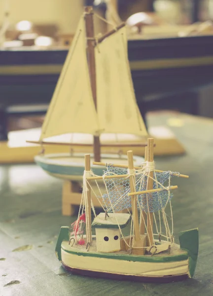Barcos antigos do brinquedo do retro do vintage de tamanhos diferentes — Fotografia de Stock