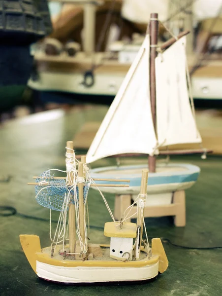 Oldtimer antike Spielzeugboote in verschiedenen Größen — Stockfoto