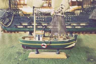 Farklı boyutlarda Vintage Retro antika oyuncak gemilerde bir Resepsiyon
