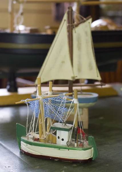 Vintage ρετρό παιχνίδι αντίκες σκάφη διαφόρων μεγεθών σε ένα γραφείο — Φωτογραφία Αρχείου