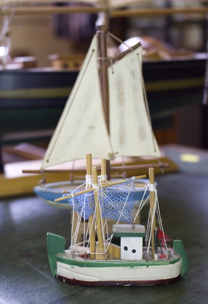 Barcos de brinquedo antigos retro vintage de tamanhos diferentes em uma mesa — Fotografia de Stock