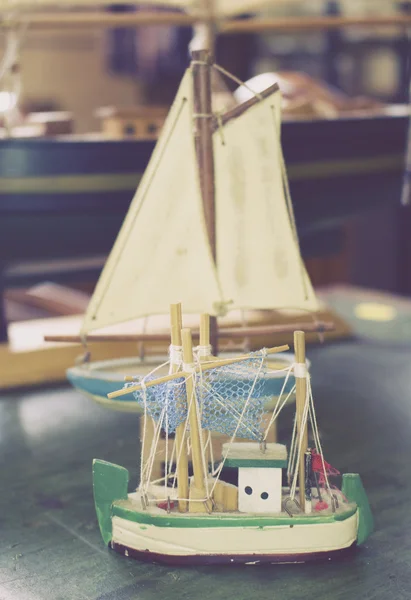 Vintage antike Spielzeugboote in verschiedenen Größen auf einem Schreibtisch — Stockfoto
