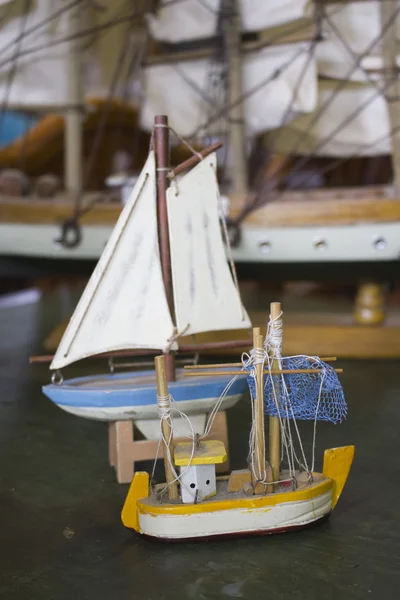 Vintage Retro antik játék hajók különböző méretű asztal — Stock Fotó