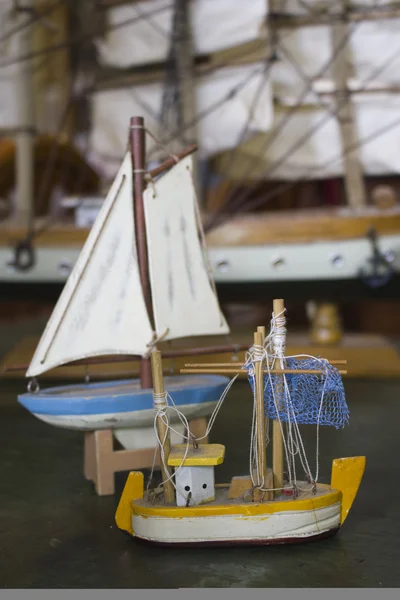 Vintage Retro antik játék hajók különböző méretű asztal — Stock Fotó