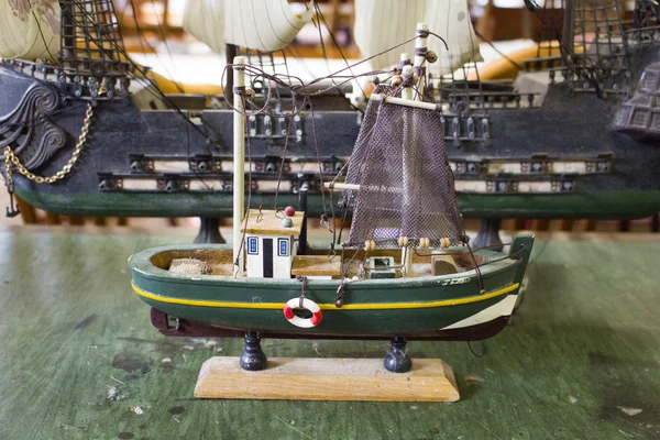 Vintage antike Spielzeugboote in verschiedenen Größen auf einem Schreibtisch — Stockfoto