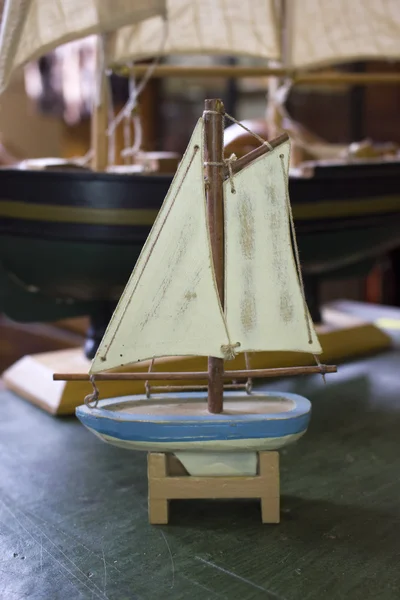 Barcos de brinquedo antigos retro vintage de tamanhos diferentes em uma mesa — Fotografia de Stock