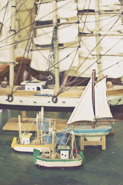 Barcos de brinquedo antigos retro vintage de tamanhos diferentes em uma mesa — Fotografia de Stock