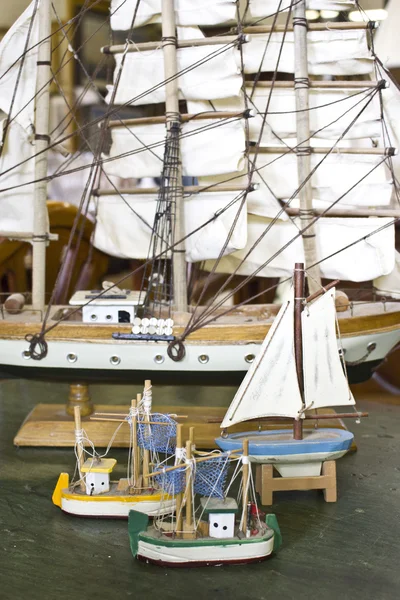 Botes de juguete antiguos retro vintage de diferentes tamaños en un escritorio — Foto de Stock