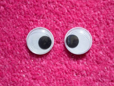 Komik Kıvırcık Google Gözleri Kumaş Kürk Halı Arkaplanda