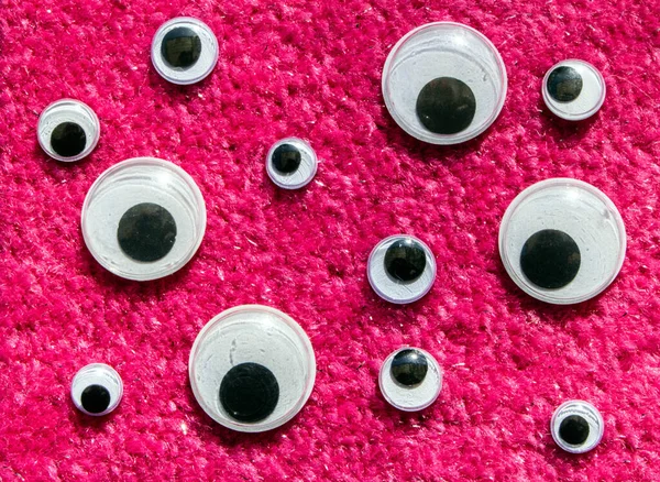 Komik Kıvırcık Google Gözleri Kumaş Kürk Halı Arkaplanda